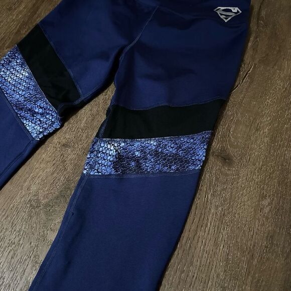 Her Universe Womens DC Superman Activewear Capri Leggings Mesh Cutout Size L - Picture 2 of 10